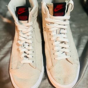 Nike blazer mid ‘77 stranger things training cream High-Top Sneakers. W-7.5